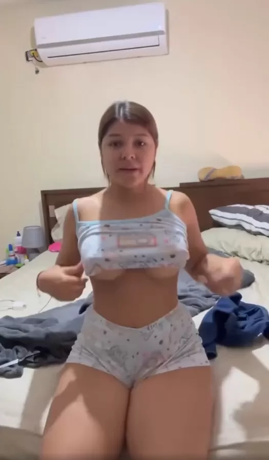 Puti pobre en su cuarto con las tetas salidas