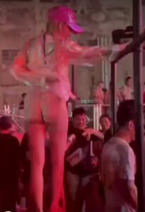 putita bailando, le agarran la panocha en la calle