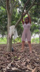 Puti pobre latina se sale desnuda al monte que está detrás de su casa