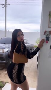 puti pobre Diana Rivas saca a pasear al perro con puti vestido por toda la colonia