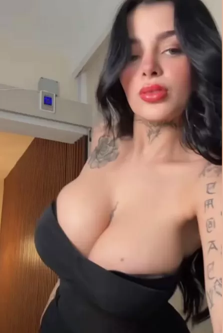 Las tetas operadas que escogió karely ruiz son hermosas