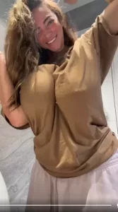 Naya Vee lavándose los dientes recién levantada y con las tetotas rebotando