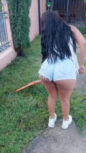 Chuleta Ibarra enseñando el culote mientras limpia el césped