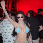 captan a karely ruiz en bikini parando pitos mientras baila en una fiesta playera