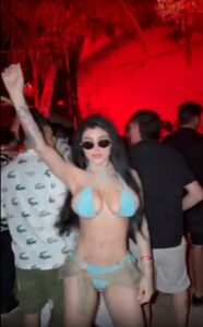 captan a karely ruiz en bikini parando pitos mientras baila en una fiesta playera