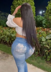 Carmen Paternina enseñando su enorme y hermoso culo en leggings mientras pasea por la calle