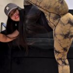 victoriahjt enseña la vagina mientras hace estiramientos en leggings