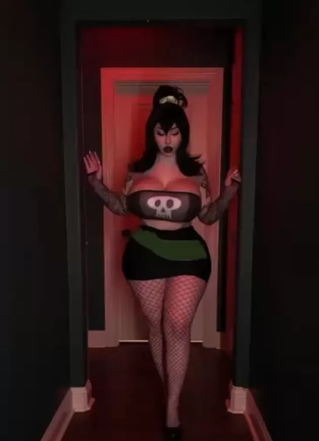 Bishoujo Mom rebotando sus enormes tetas mientras camina con suculento escote