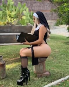 influencer porno “Alemia Rojas” enseñando las piernotas con cosplay de monja caliente