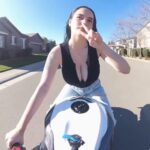 La tetona Elissavictoria tocándose mientras maneja la moto