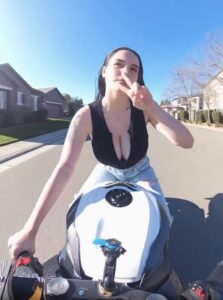 La tetona Elissavictoria tocándose mientras maneja la moto