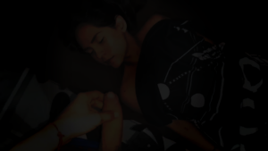 Llega borracho y le pone el pene en la boca a su hermanastra dormida