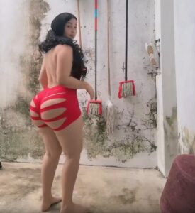 Joselis Johana Bolívar moviendo el culote en el patio de su casa