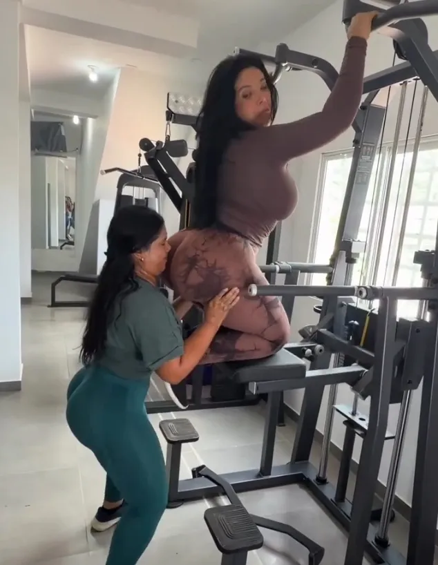 Alejandra Quiroz fm le pone el culote en la cara a su instructora del gym