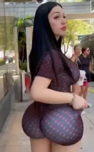 Desiree Markovich rebota su enorme culo en público en leggings