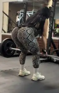 Vanesa Gonzalez moviendo el culote en el gym en leggins de serpiente