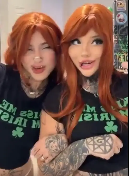 Xtripleceleste en tanga frente al espejo con su amiga
