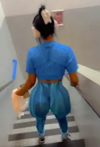 el culote fitness de Zoé ortiz en leggins bajando las escaleras