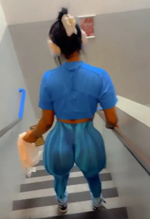 el culote fitness de Zoé ortiz en leggins bajando las escaleras