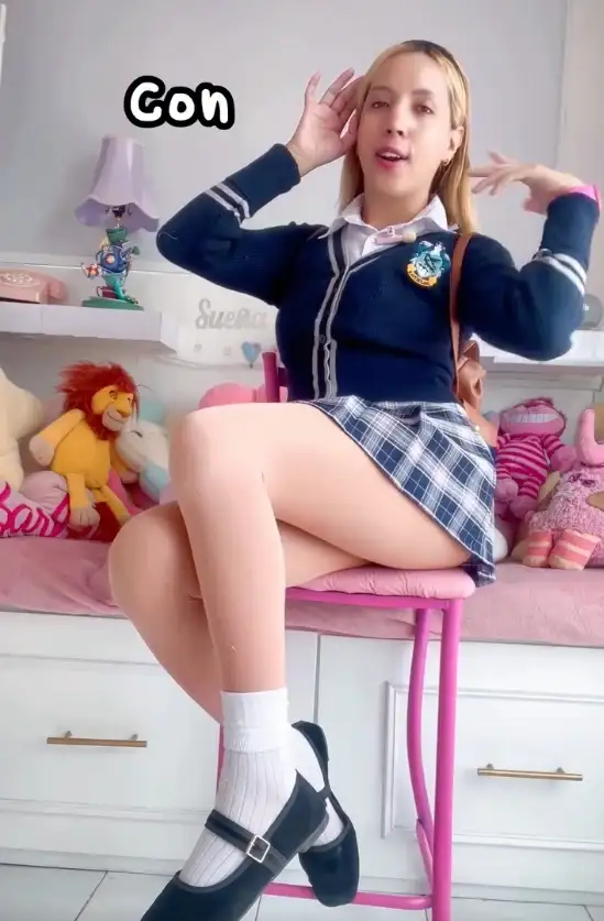 Hass Nicelow vestida de colegiala te agradece por apoyarla en el azul