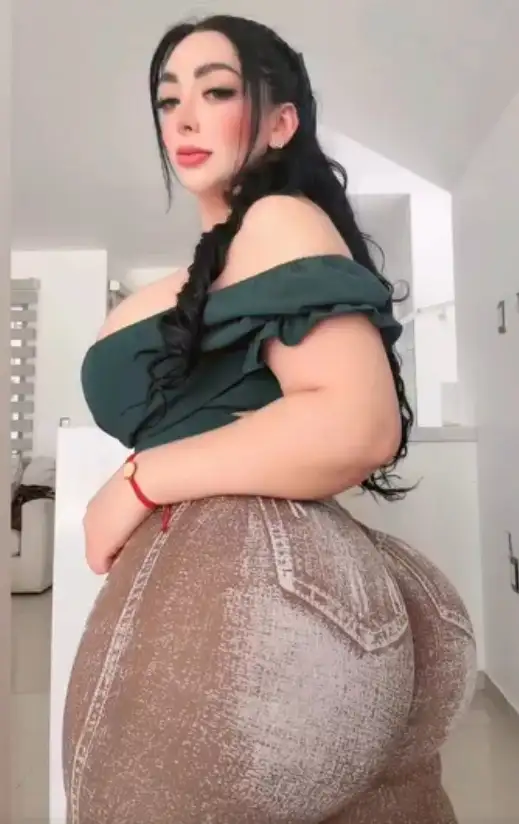 Arely Hernandez Montenegro enseña su enorme culote en leggins