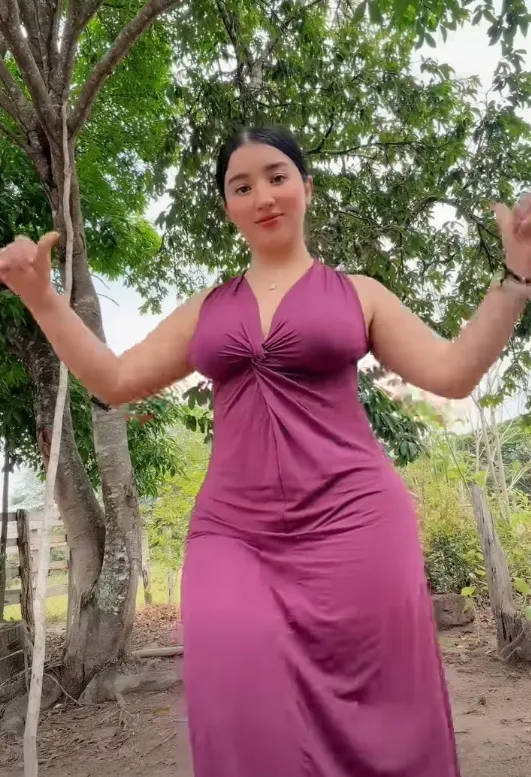 lachiqui_joss moviendo el culo en puti vestido