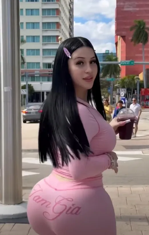 El culote de Desiree Markovich caminando por la calle