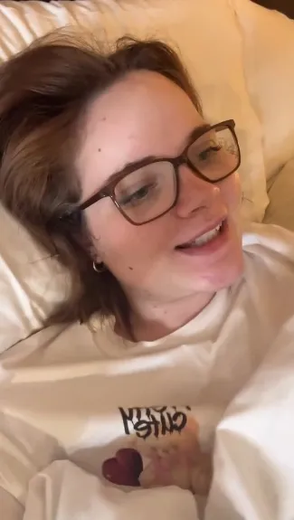 Emma Clarke enseña su vagina al despertar
