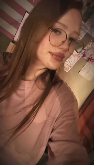 Mia Milkers enseña su culo en el espejo