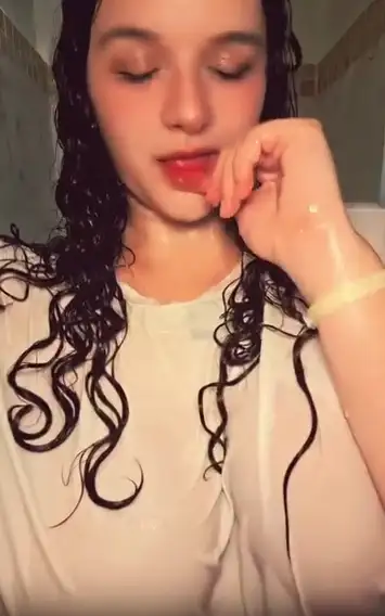 Carolina Lozz enseña las tetas en la regadera con camiseta mojada