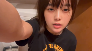 La japonesa Momoka se masturba en el baño del gym